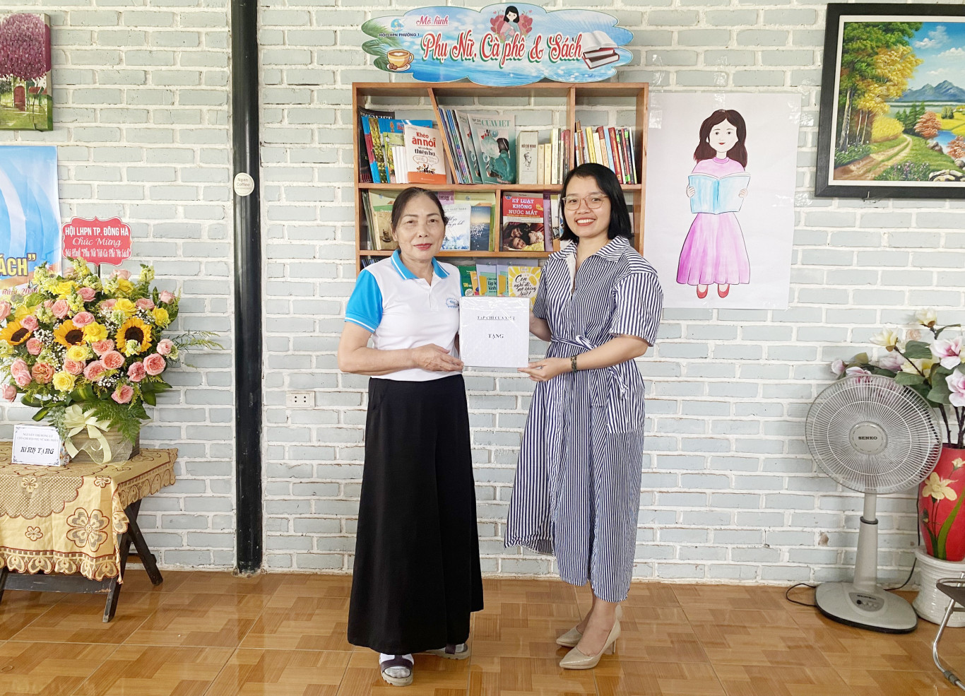 Tại buổi lễ ra mắt, Tạp ch&iacute; Cửa Việt đ&atilde; trao tặng cho Hội Li&ecirc;n hiệp Phụ nữ Phường 1 một số đầu s&aacute;ch phục vụ nhu cầu đọc s&aacute;ch của độc giả. 